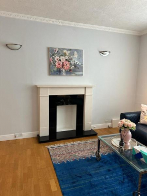 Entire flat in heart of Chelsea hosted by Zahra